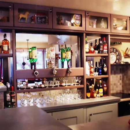 شقة Herlihy's, Half-way-house