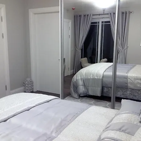 Herlihy's, Half-way-house Apartament *