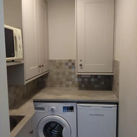 Апартаменты Herlihy's, Half-way-house