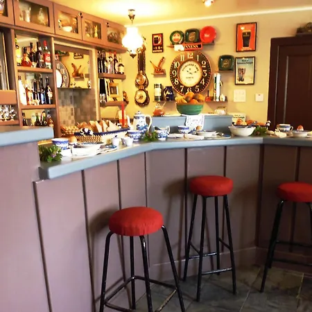 Апартаменты Herlihy's, Half-way-house *