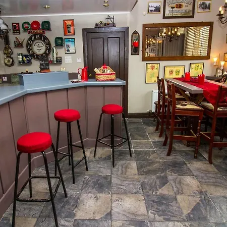 Apartament Herlihy's, Half-way-house *