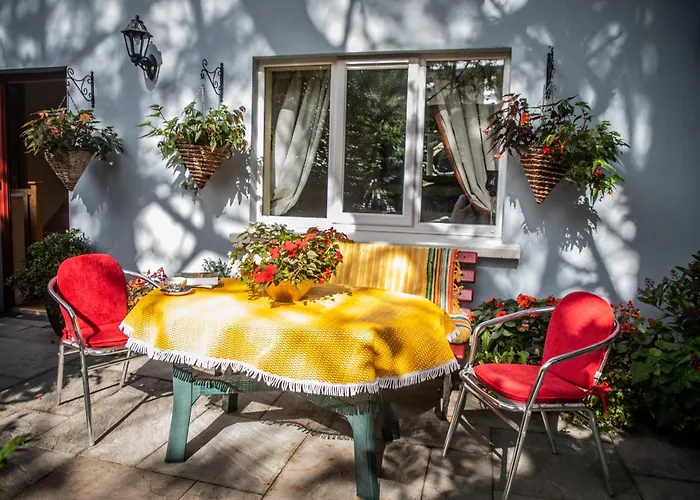 Herlihy's, Half-way-house Lejlighed