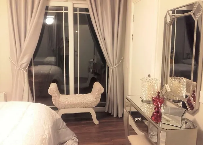 Herlihy's, Half-way-house Lejlighed *